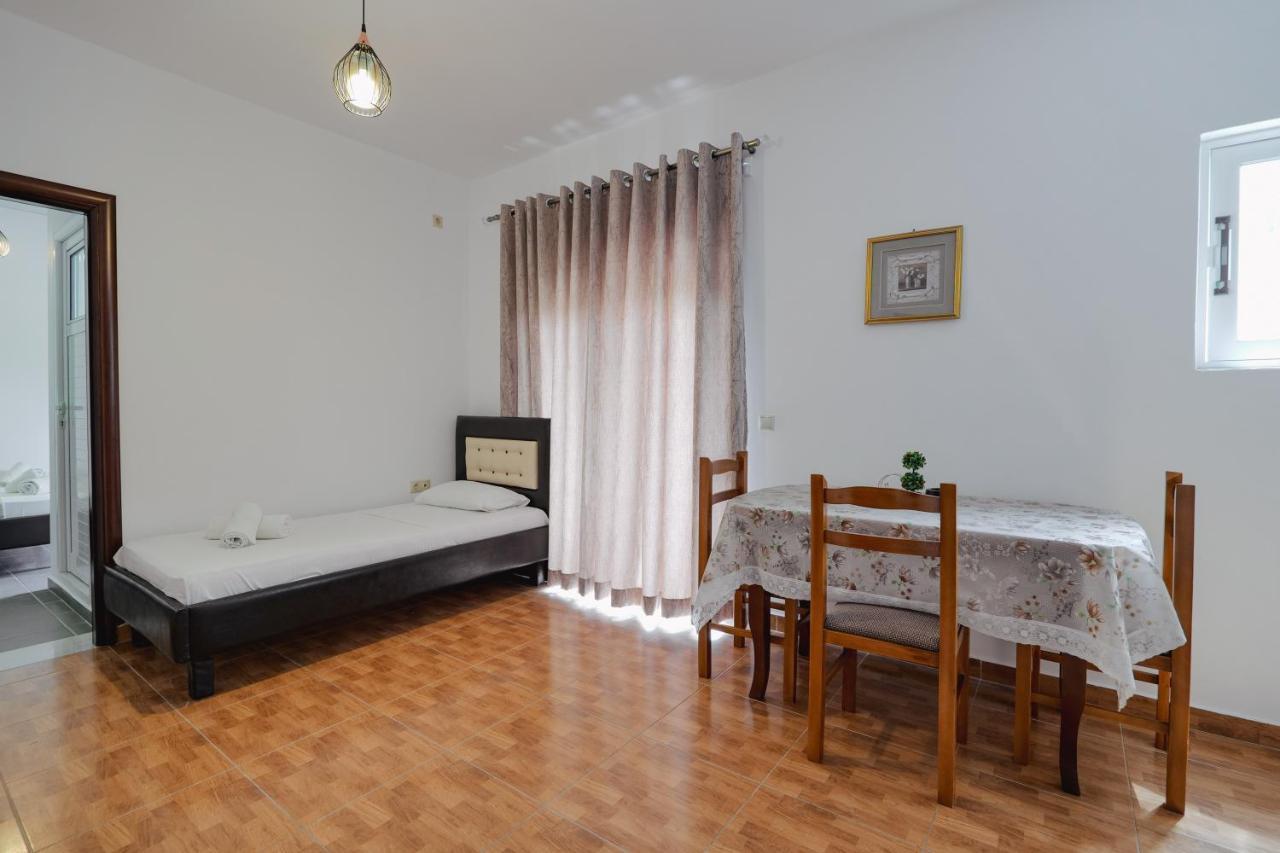 Apartments & Hotel Eleanna Sarandë Exterior foto